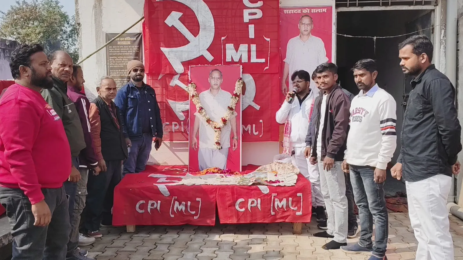 पूर्व विधायक जननायक महेंद्र सिंह के शहादत दिवस पर उमड़ी भीड़, लाल झंडे से पटा रहा सभा स्थल