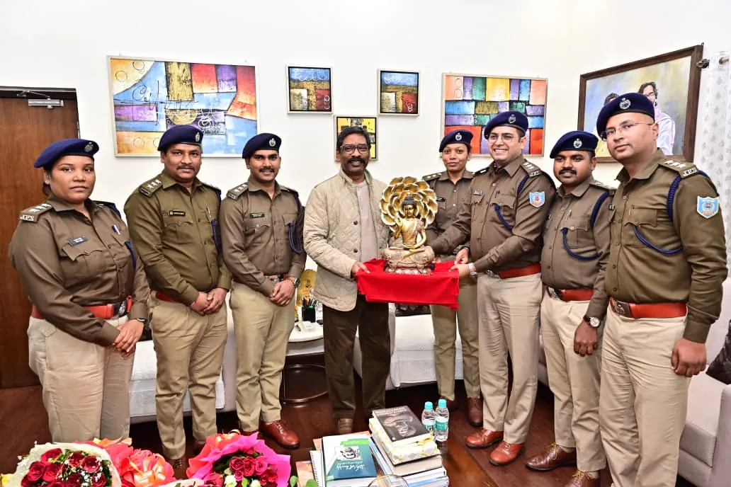 सीएम हेमंत सोरेन से पुलिस अधिकारियों ने की शिष्टाचार भेंट, नव वर्ष की दी शुभकामनाएं