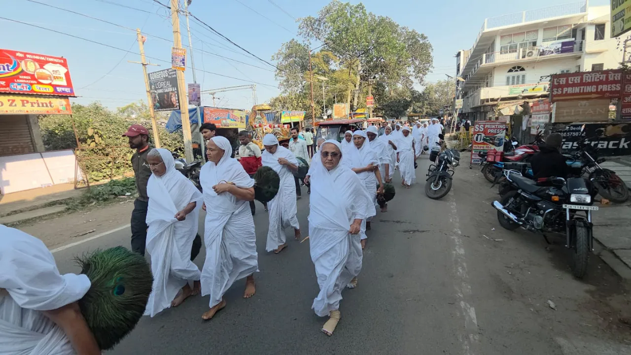 पंचतीर्थ के दर्शन के लिए महिला साध्वियों का सत्संग सम्मेद शिखर मधुबन से भागलपुर के लिए रवाना