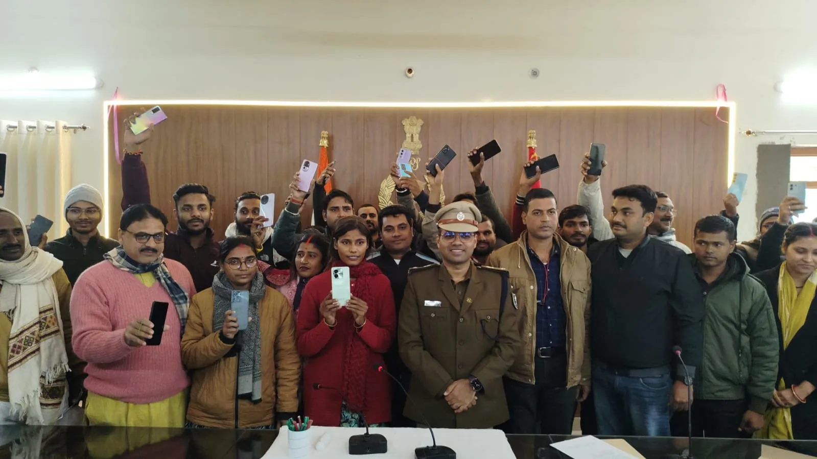 मोतिहारी पुलिस असल धारकों को लौटा रही मोबाइल, एसपी द्वारा बांटे गए 25 लाख के फोन!