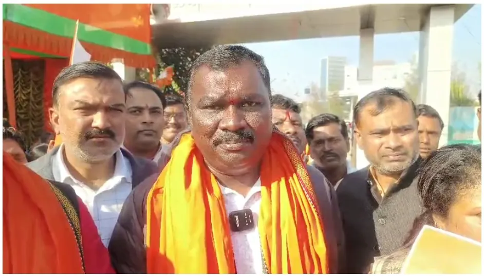 BJP का धरना, दलीय आधार पर चुनाव कराने की मांग, "बैलेट पेपर का हथकंडा.. सरकार का षड्यंत्र": अमर बाउरी