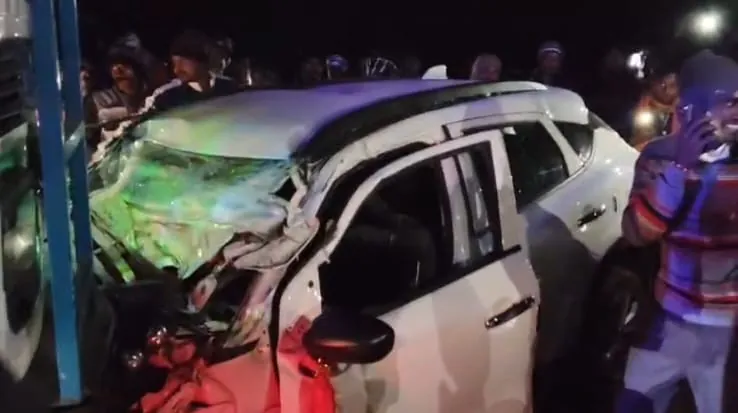 ट्रक की चपेट में आई स्विफ्ट डिजायर कार, साला-बहनोई की मौत.. एक की हालत गंभीर