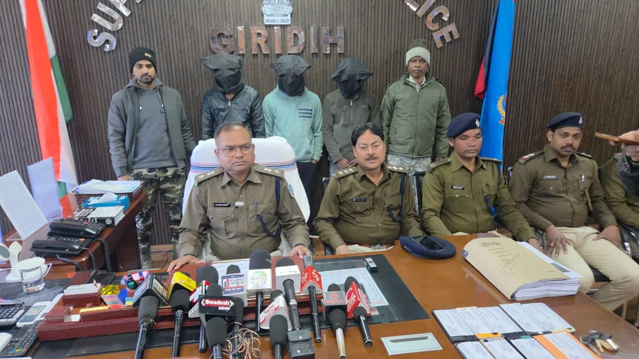 गिरिडीह पुलिस ने साइबर अपराधियों के कोच समेत तीन को दबोचा, खुद करोड़ों का मालिक बन बैठा है शराफत अंसारी