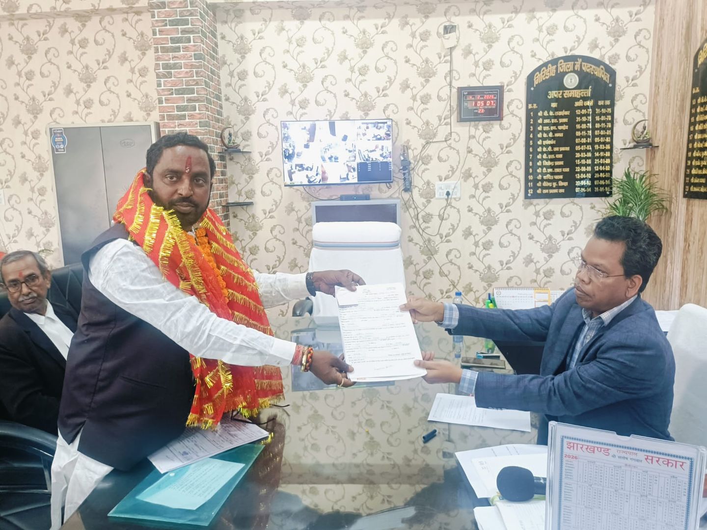 Jharkhand निकाय चुनाव 2026: आजसू नेता अर्जुन ने भरा पर्चा, भाजपा बागी नेता प्रकाश और कामेश्वर ने भी किया नामांकन दाखिल