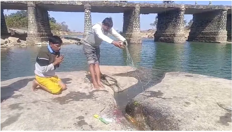 अचानक शिवलिंग दिखाई देने से इलाके में कौतूहल, सीठियो नदी क्षेत्र में उमड़ी लोगों की आस्था