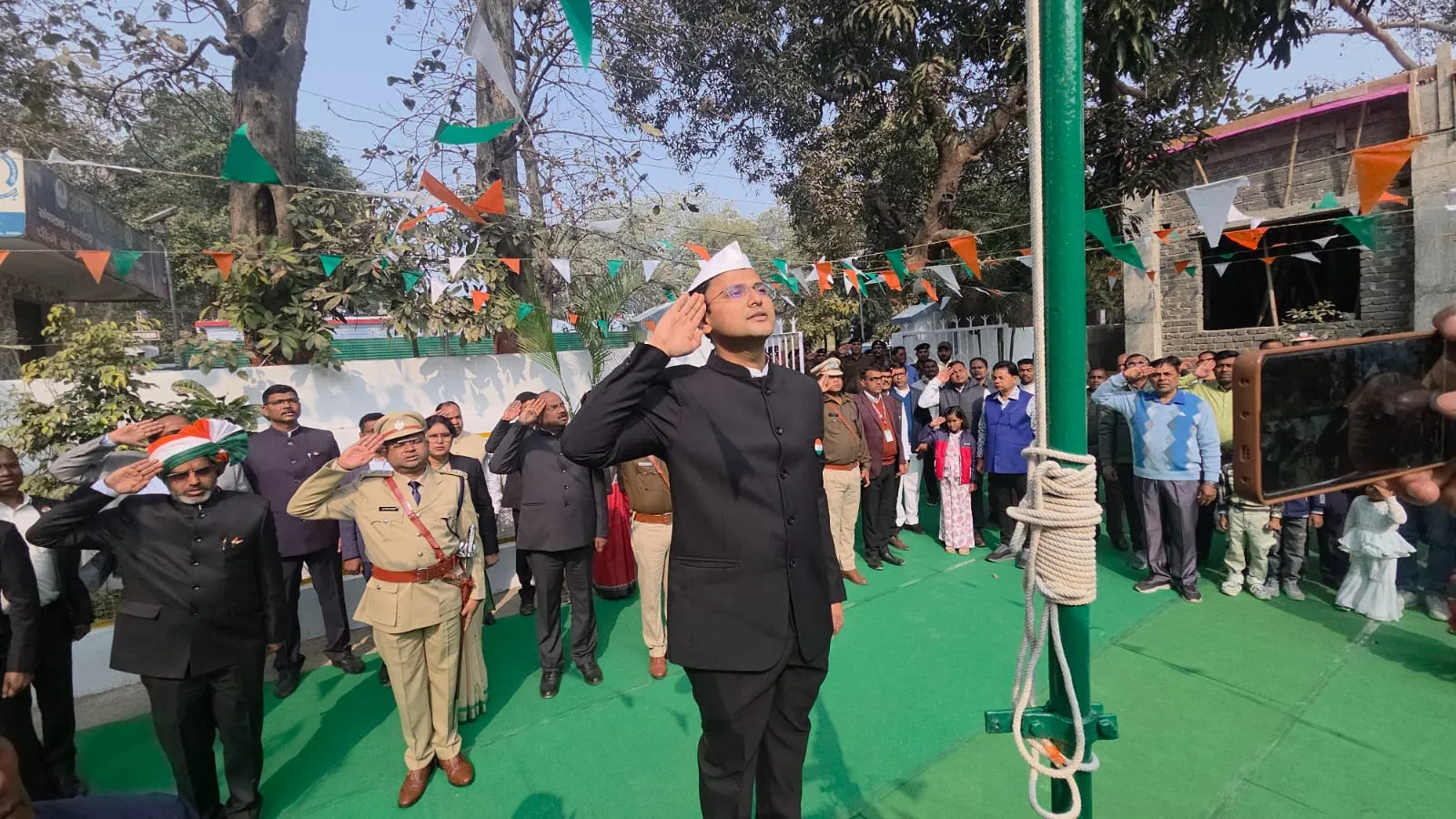 Giridih: गणतंत्र दिवस की धूम पूरे जिले में, देश भक्ति गानों में रमा प्रत्येक संस्थान