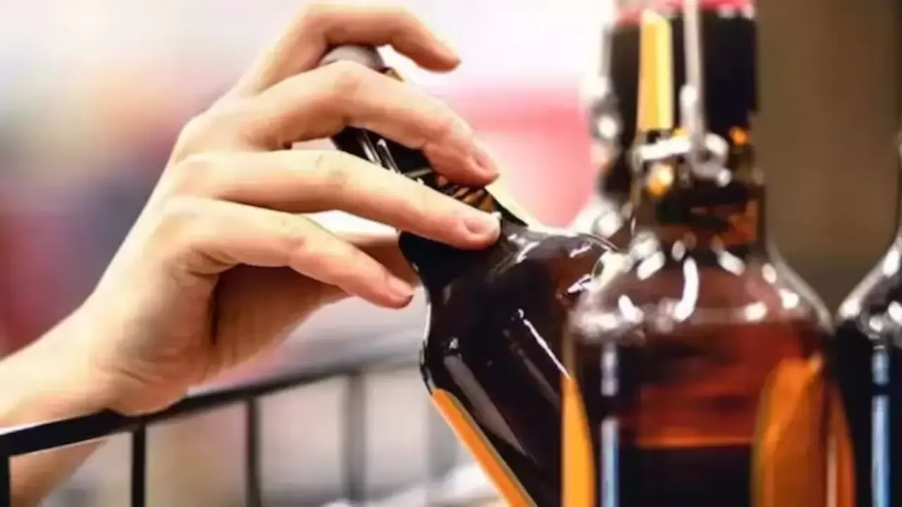 GODDA: प्रिंट से ज्यादा वसूली, 140 MRP की बीयर, दुकानदार ले रहे 160