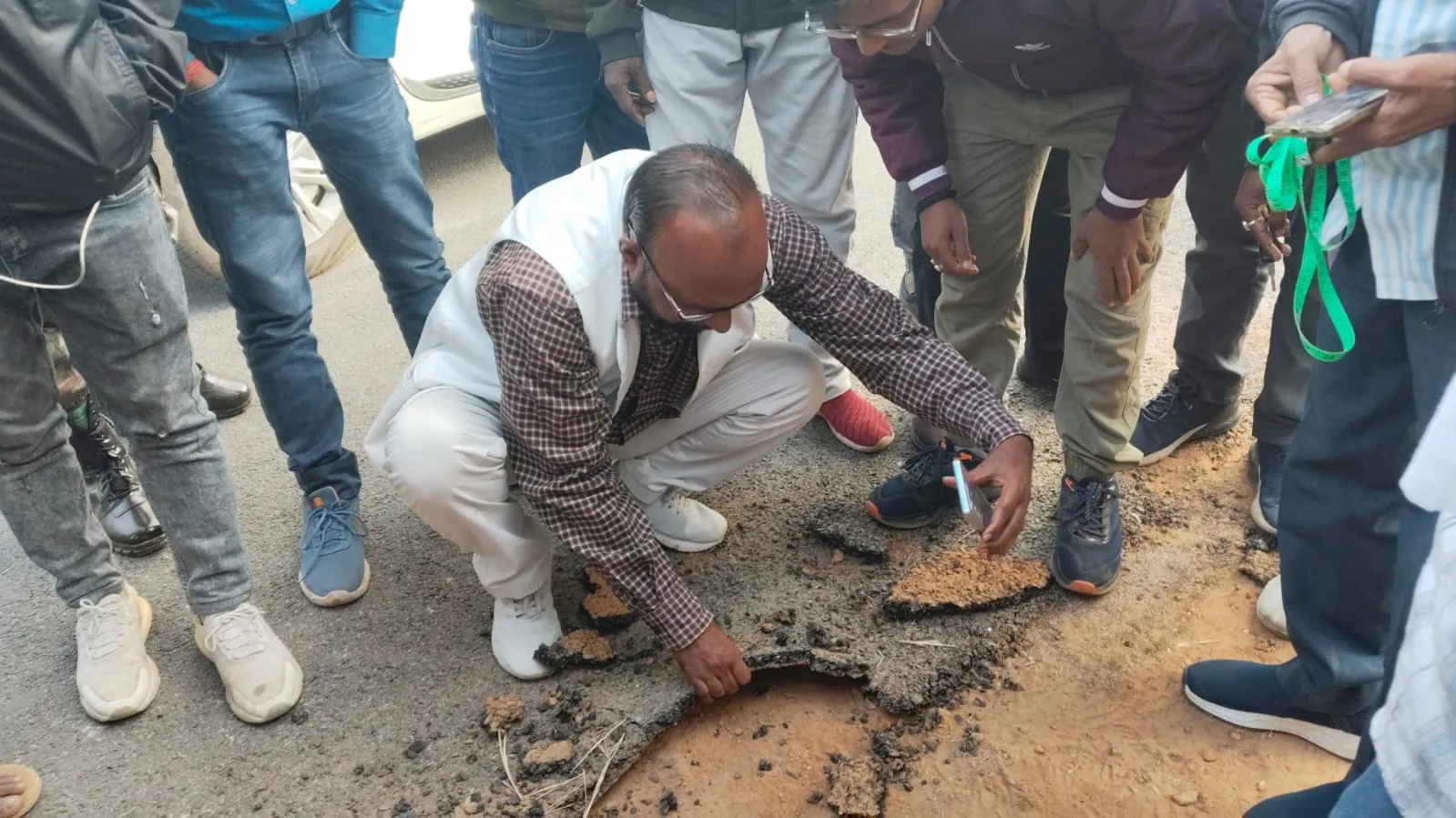 GIRIDIH: पूर्व विधायक राजकुमार यादव ने किया सड़क निर्माण का पर्यवेक्षण, सहायक अभियंता को दी बेहतर निर्माण की हिदायत