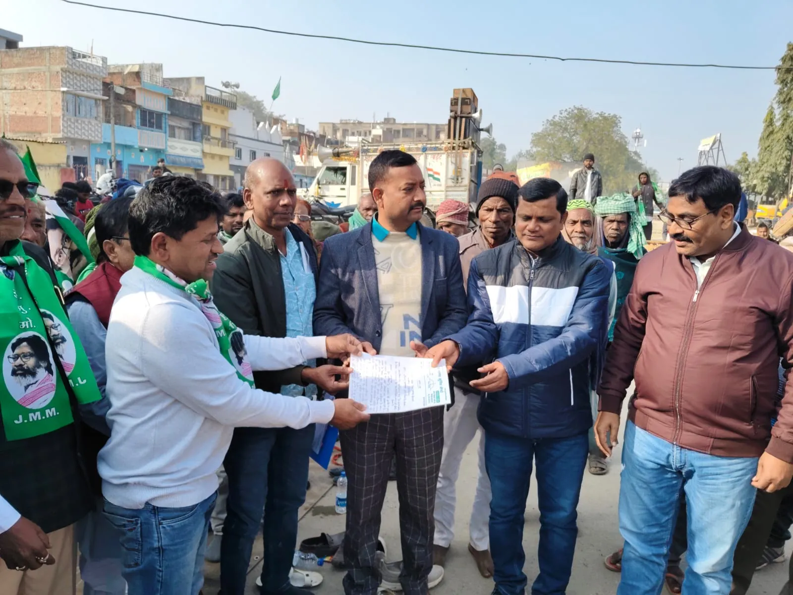 हजारीबाग रोड स्टेशन में जेएमएम का धरना, ट्रेन स्टॉपेज को लेकर रखी गई छह सूत्रीय मांगें