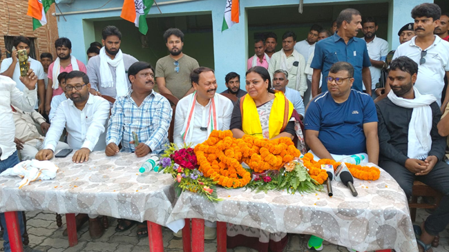 भागलपुर में कांग्रेस का जनता दरबार, झारखंड सरकार की मंत्री दीपिका पांडे सिंह हुई शामिल