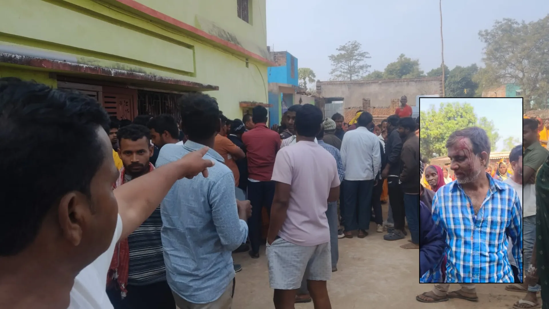 जमीन विवाद ने धारण किया उग्र रूप, पूर्व मुखिया के घर उनके ही रिश्तेदारों ने किया हमला 