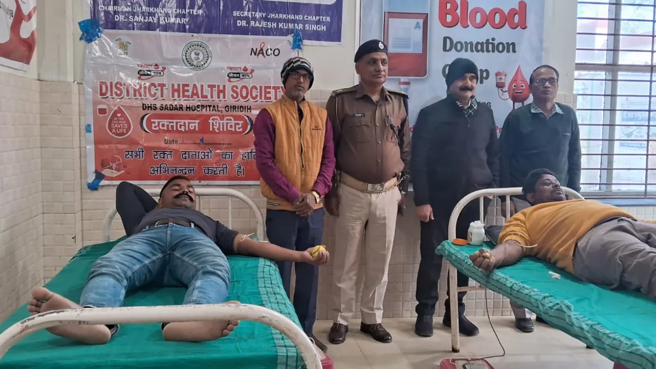 गिरिडीह परिवहन विभाग ने किया रक्तदान शिविर का आयोजन, युवाओं को दिया सुरक्षित ड्राइविंग का सुझाव