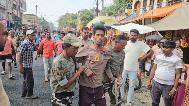 कोर्ट में पेशी के लिए हत्या आरोपी को लेकर पहुंची थी पुलिस, लेकिन गच्चा देकर होने लगा फरार