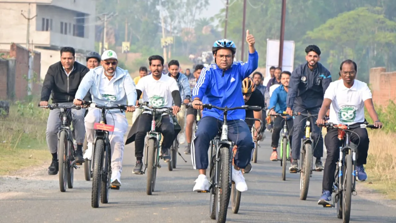 गिरिडीह में साइकिल रैली का आयोजन, DC और SP सहित कई पदाधिकारियों ने लिया हिस्सा