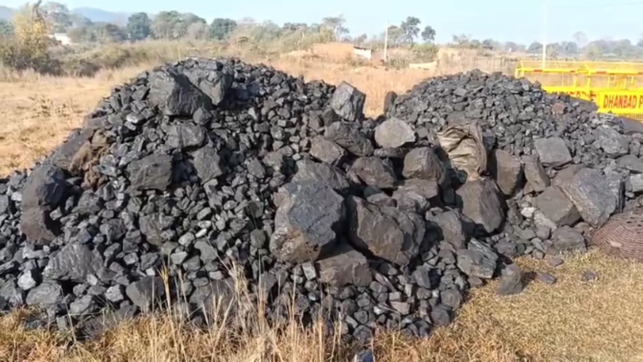 धनबाद में अवैध कोयला कारोबारियों के खिलाफ पुलिस की बड़ी कार्रवाई, 30 टन कोयला जब्त