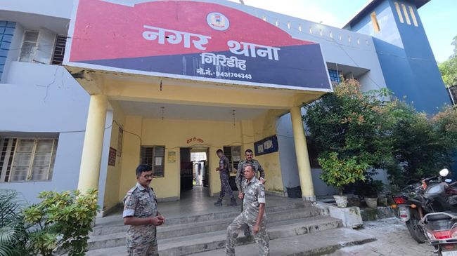 ताश के पत्ते में किस्मत आजमाना पड़ा महंगा : 18 गिरफ्तार,10 लाख कैश बरामद