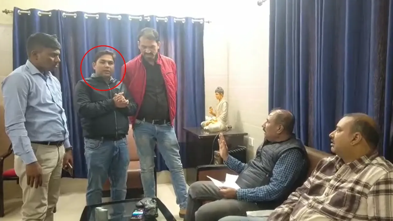 ढाई लाख रिश्वत लेते किशनगंज अंचल कार्यालय का राजस्व कर्मचारी गिरफ्तार