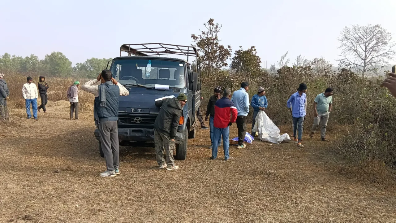 गिरिडीह के करम्बा जंगल में झाड़ियों के बीच मिला एक अज्ञात महिला का अधजला शव