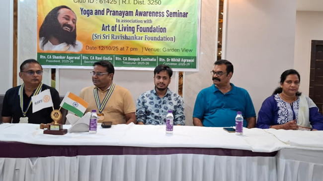 गिरिडीह में आर्ट ऑफ़ लिविंग ने किया योग और प्राणायाम शिविर का आयोजन