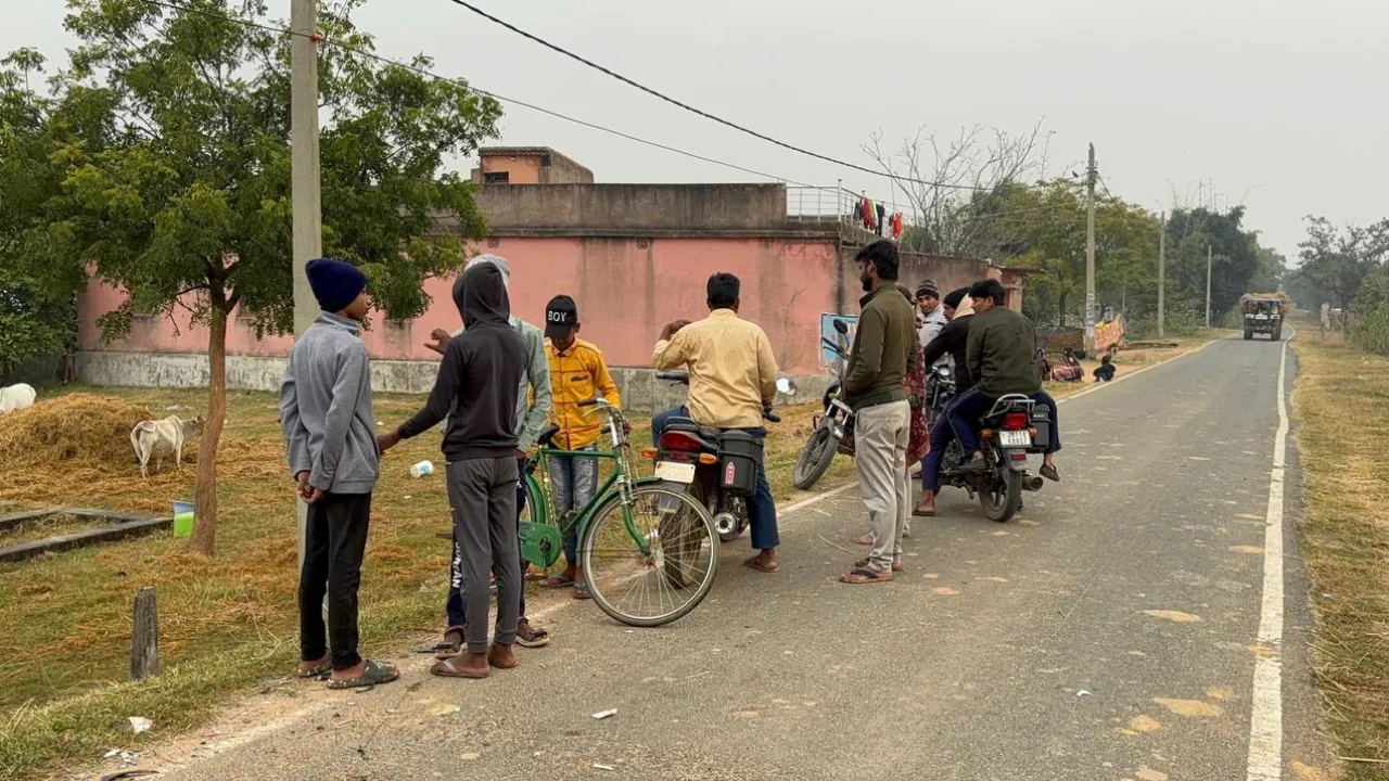 सड़क हादसे में बाइक सवार दो युवक की मौत, परिजनों में मचा कोहराम