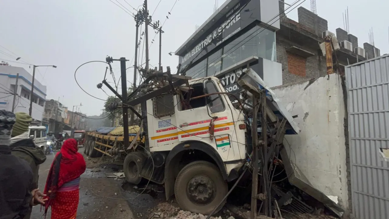ट्रांसफार्मर से जा टकराई तेज रफ्तार सरिया लदा टेलर, इलाके में बिजली हुई गुल