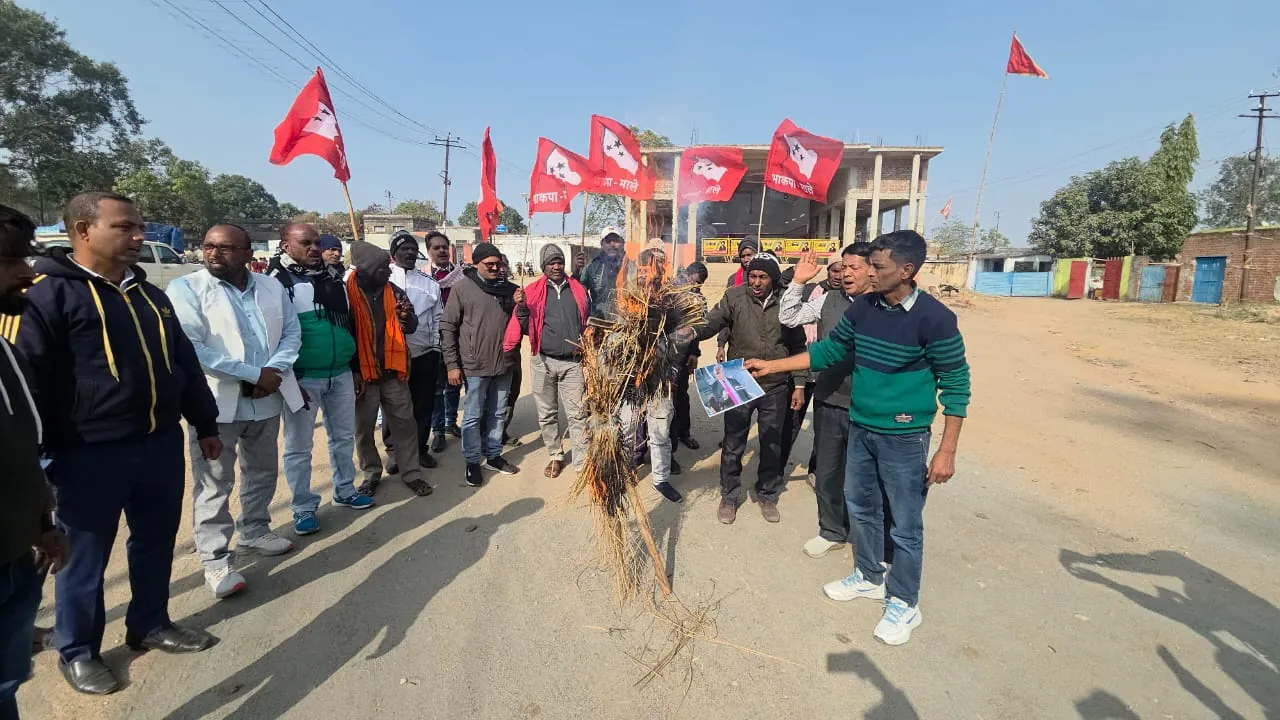 वेनेजुयला के राष्ट्रपति की गिरफ्तारी से आक्रोशित गिरिडीह भाकपा माले ने किया अमेरिकी राष्ट्रपति का पुतला दहन
