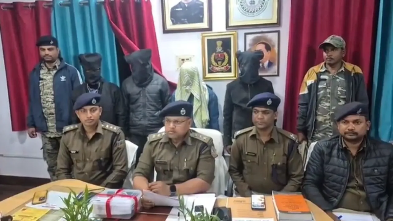 पुलिस को आता देख भागने लगे साइबर अपराधी, दौड़ाकर पुलिस ने 4 को दबोचा