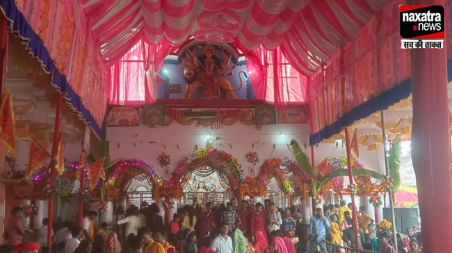 शारदीय नवरात्र के आठवें दिन आज मां महागौरी की पूजा-अर्चना करने मंदिर पहुंच रहे श्रद्धालु