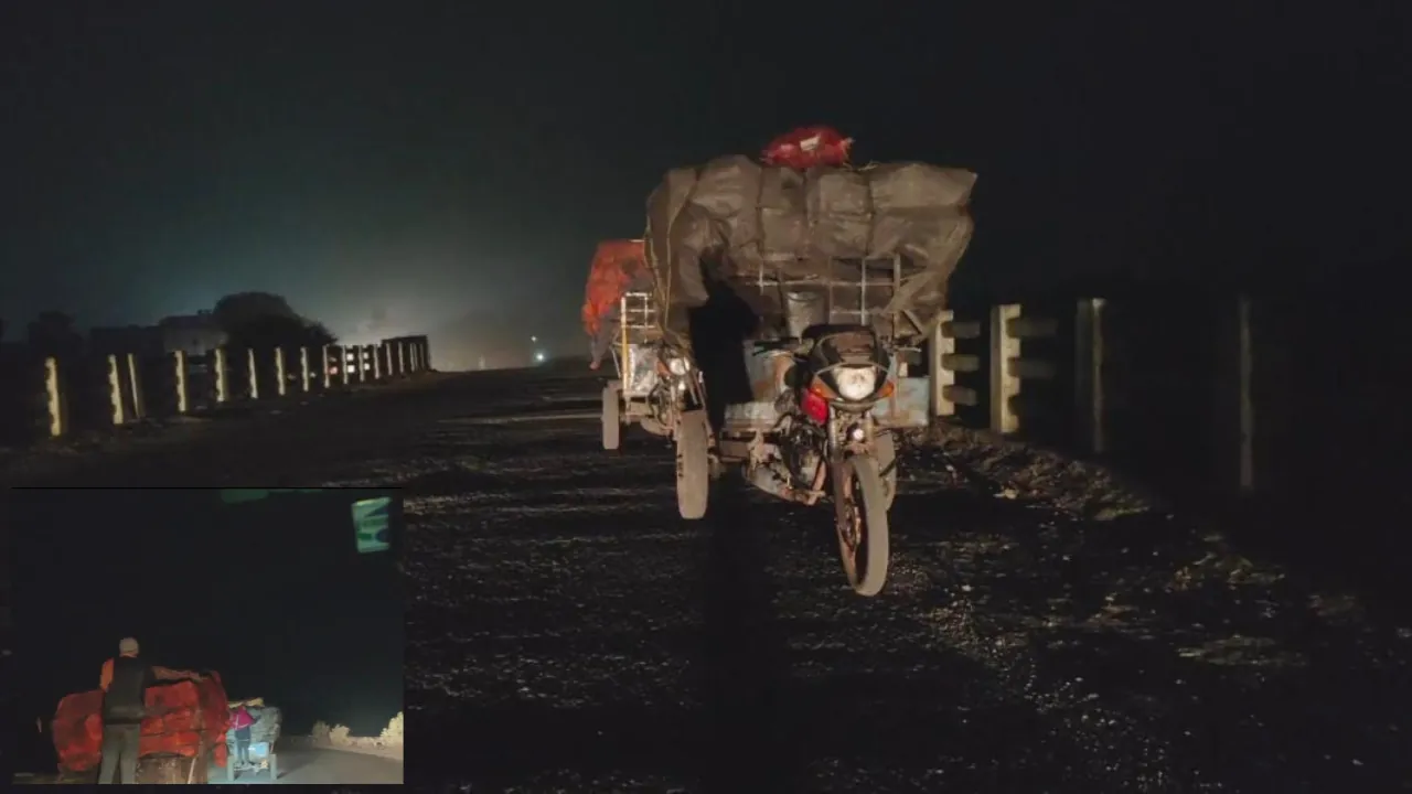 हनवारा में काला कोयला-काली चुप्पी ! पुलिस गश्ती वाहन के सामने से गुजरते रहे अवैध कोयला और बालू, सिस्टम मौन