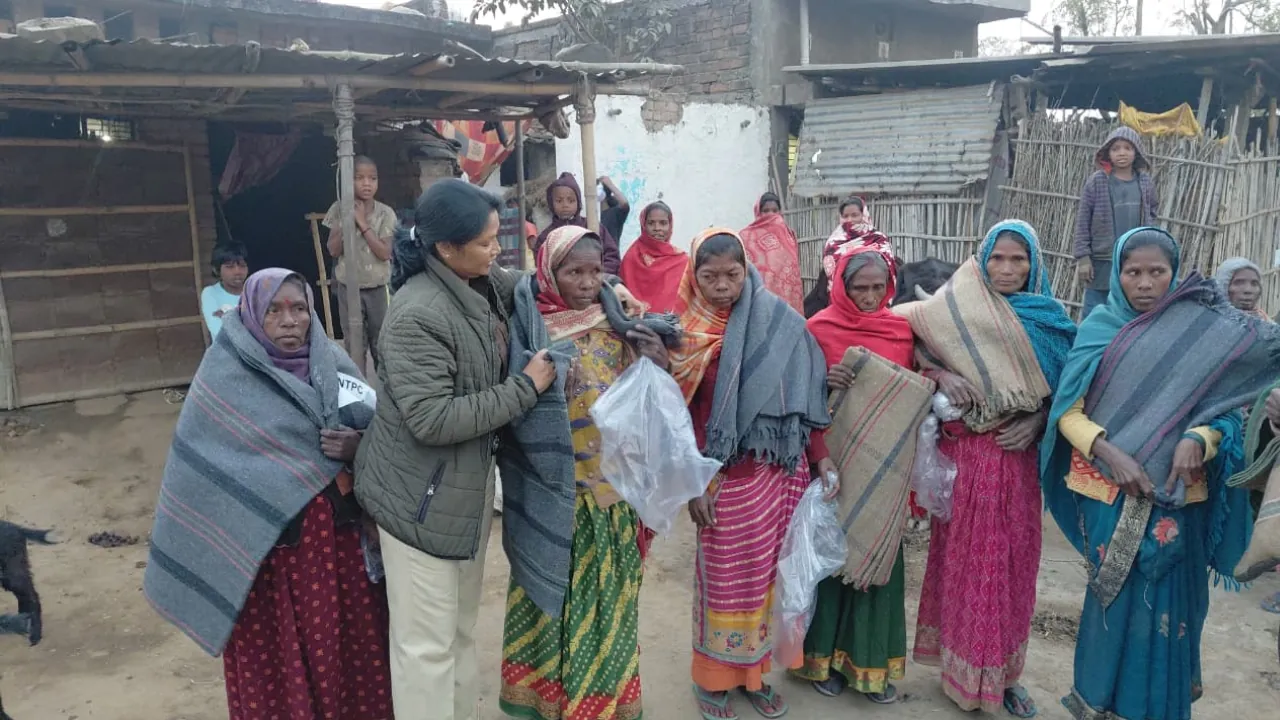 खाकी की इंसानियत ने जीता दिल: जरूरतमंदों के बीच कंबल लेकर पहुंचीं मेहरमा इंस्पेक्टर रुबी मिंज