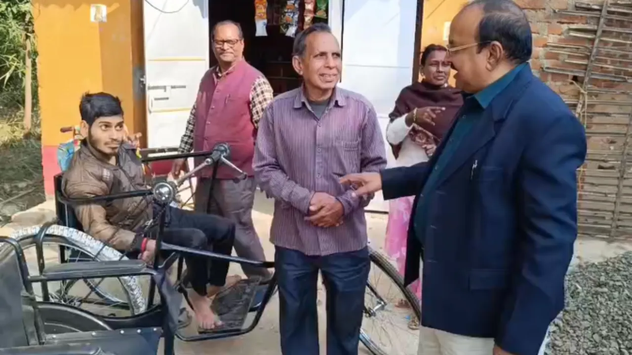 दिव्यांग की जीत, सिस्टम की हार ! अमित के घर पहुंचा प्रशासन, मिली ट्राय साइकिल और व्हीलचेयर