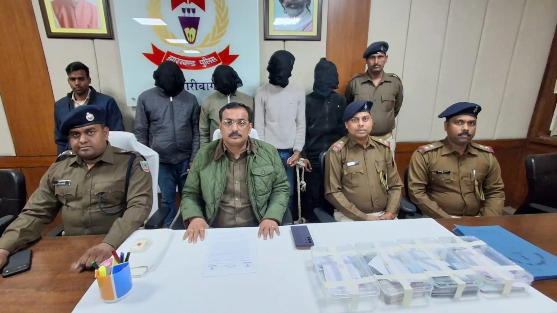 ग्रामीणों से ATM कार्ड और बैंक खाता मांग रहे थे साइबर अपराधी, छापेमारी कर पुलिस ने 4 लोगों को दबोचा