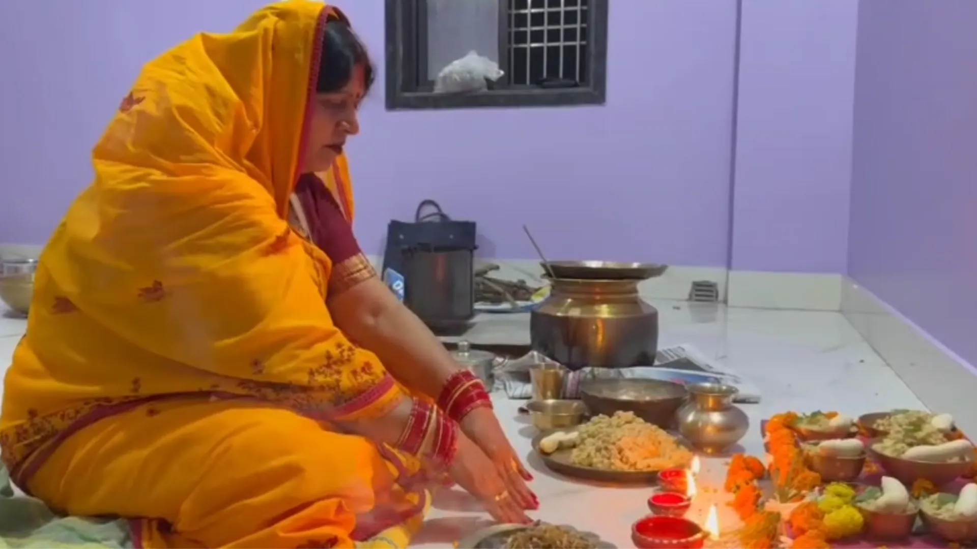 छठी मईया की उपासना में लीन दिखीं पूर्व शिक्षा मंत्री, नीरा यादव ने विधि-विधान से किया खरना पूजन