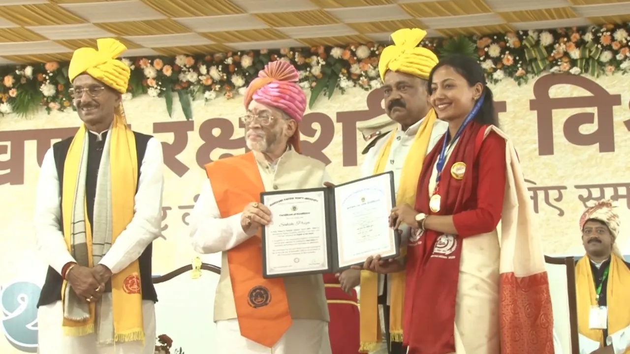 झारखंड रक्षा शक्ति विश्वविद्यालय के पहले दीक्षांत समारोह में शामिल हुए राज्यपाल संतोष गंगवार