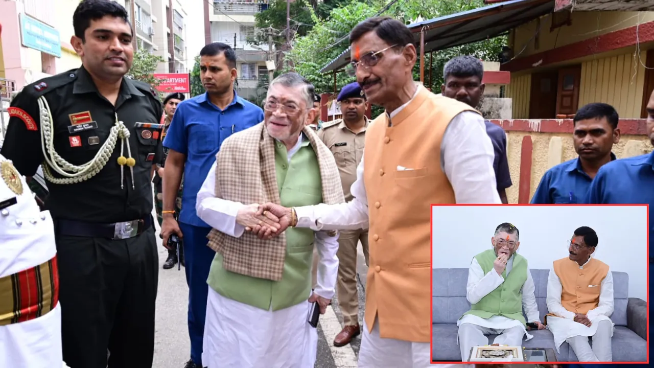 महापर्व छठ के समापन पर केंद्रीय रक्षा राज्य मंत्री संजय सेठ के आवास पहुंचे राज्यपाल संतोष कुमार गंगवार 