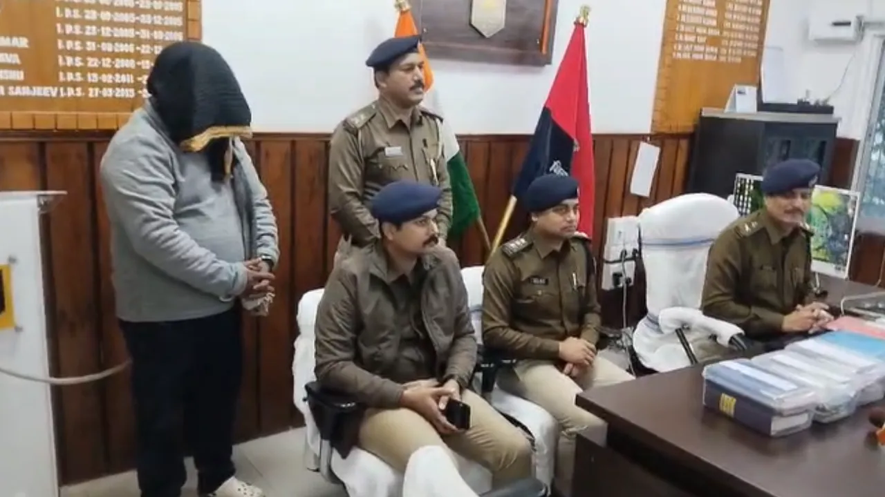 कैमूर में शातिर सूदखोर गिरफ्तार, लोगों से वसूलता था 5 गुना ब्याज, 245 ब्लैंक चेक, 39 लैंड डीड सहित कई सामान बरामद