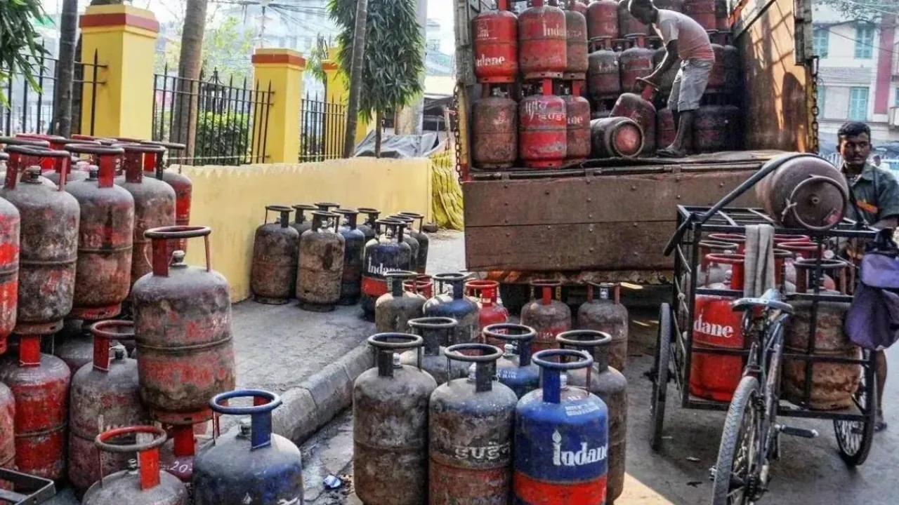 बजट पेश होने पहले LPG गैस सिलेंडर हुआ महंगा, सरकार ने दिया बड़ा झटका !