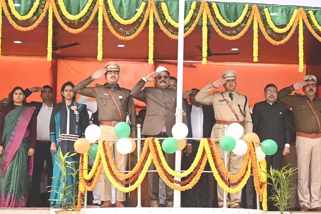 बोकारो के पुलिस केंद्र मैदान में मंत्री योगेंद्र प्रसाद ने किया झंडोत्तोलन