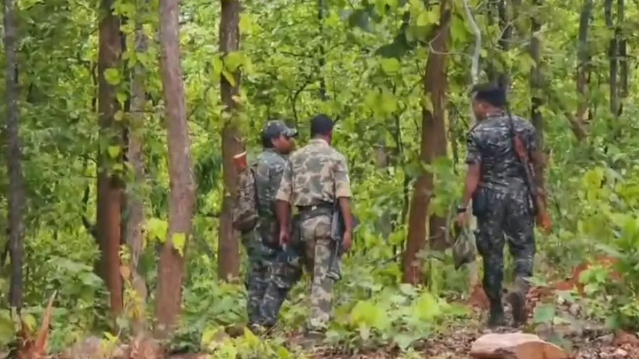 सारंडा जंगल में सुरक्षाबलों और नक्सलियों के बीच भीषण मुठभेड़, 1 करोड़ का इनामी नक्सली सहित 12 ढेर