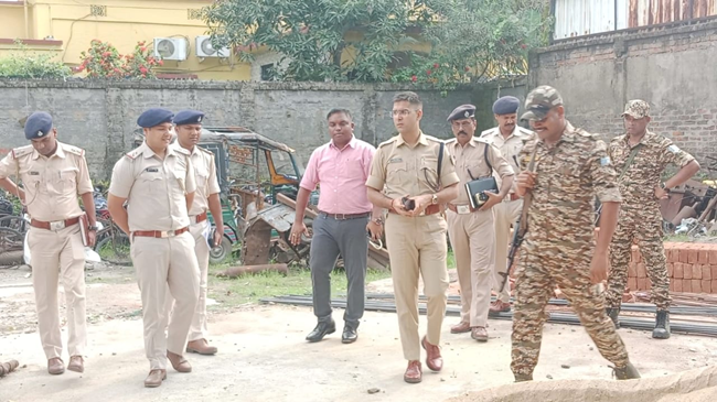 चोरी की घटना के बाद कुमारधुबी ओपी पहुंचे धनबाद ग्रामीण एसपी, थाना प्रभारियों के साथ की बैठक