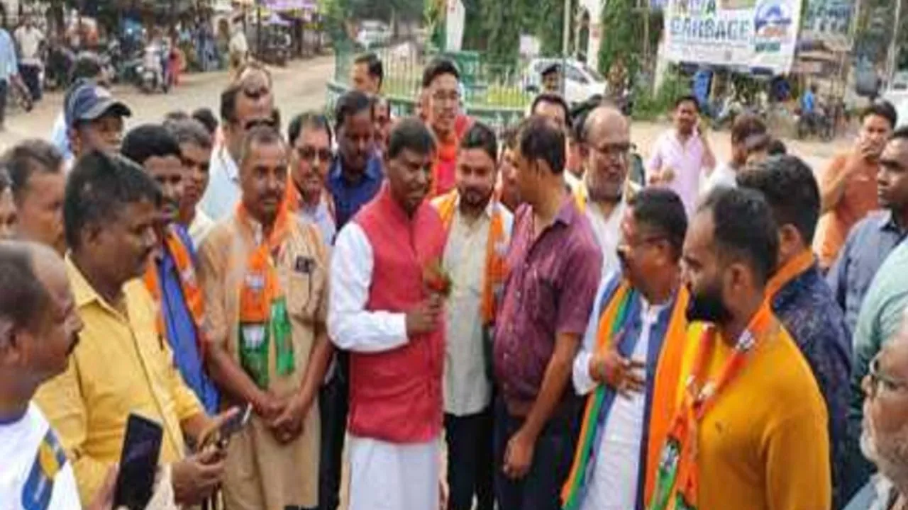 बाबूलाल सोरेन के समर्थन में अर्जुन मुंडा ने निकाली बाइक रैली, किया जीत का दावा