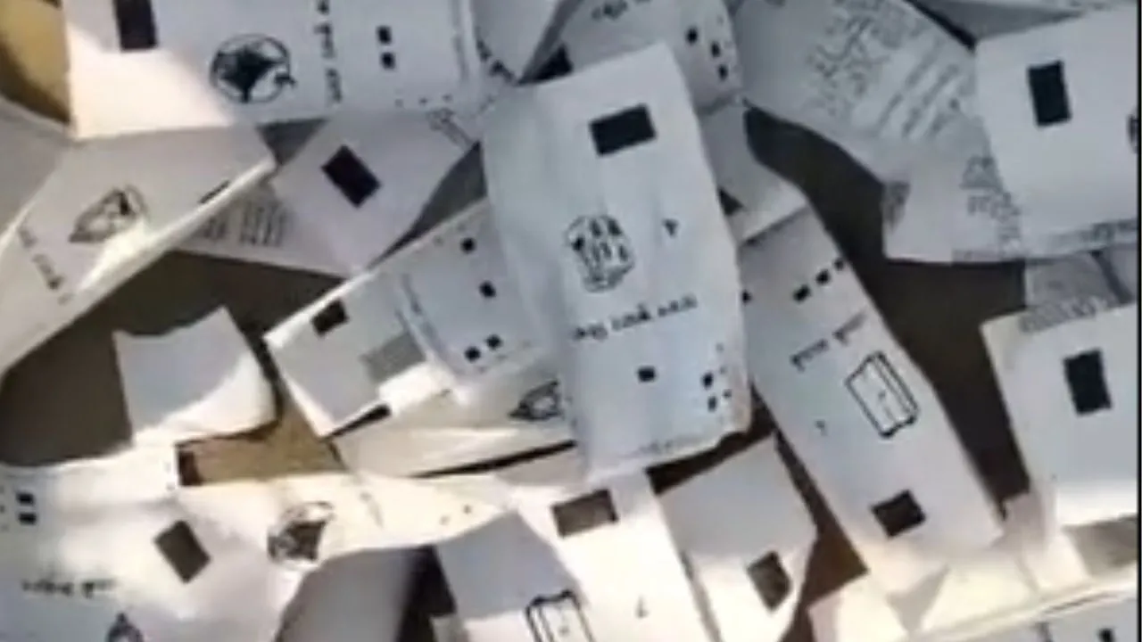 कूड़े में पड़ी मिली VVPAT की पर्चियां, DM ने दिए जांच के आदेश