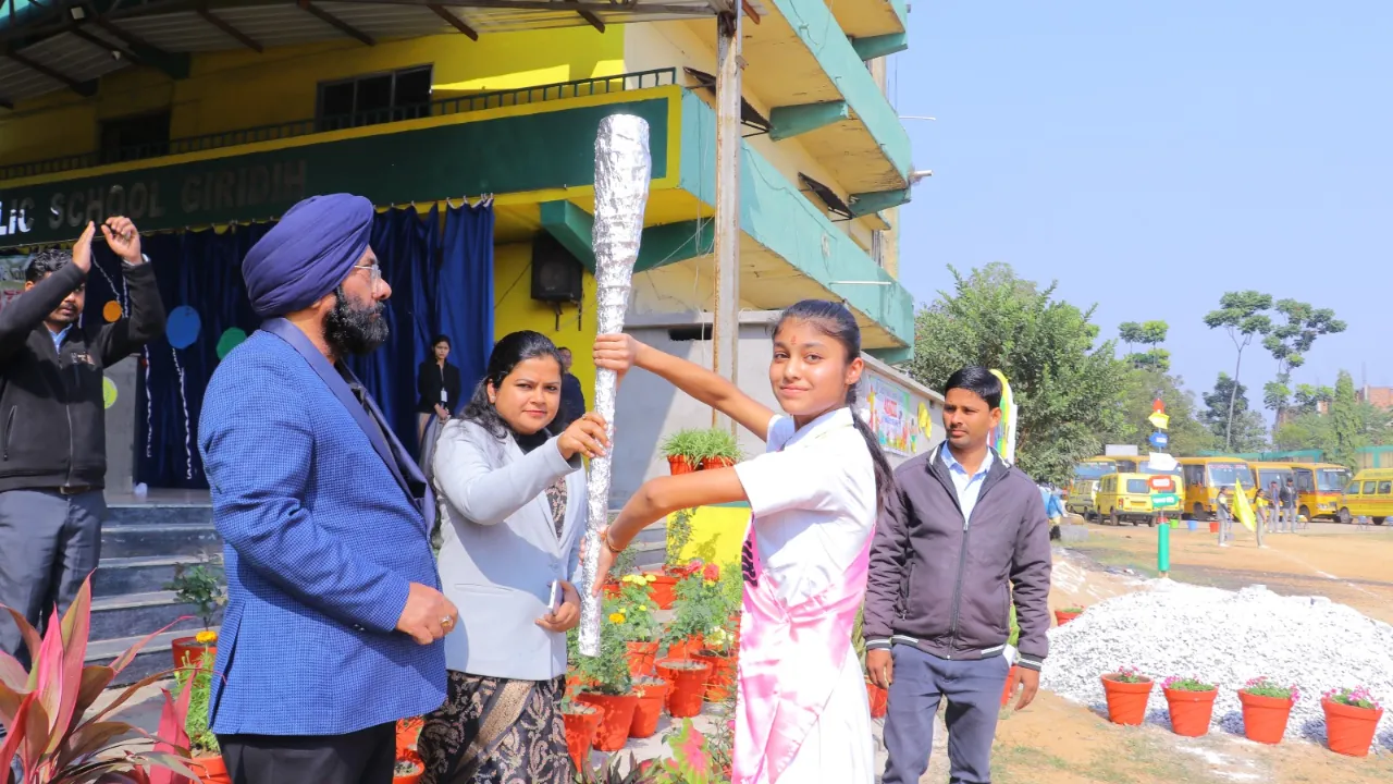 गिरिडीह के DPS में खेल महोत्सव का भव्य आयोजन, निदेशक और प्रिंसिपल ने मशाल जलाकर की शुरुआत
