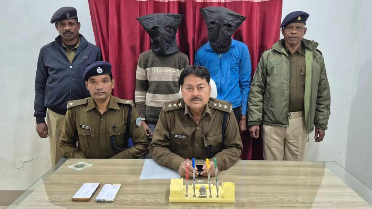 गिरिडीह के साइबर पुलिस ने 2 अपराधियों को दबोचा, 1 बाइक बरामद 