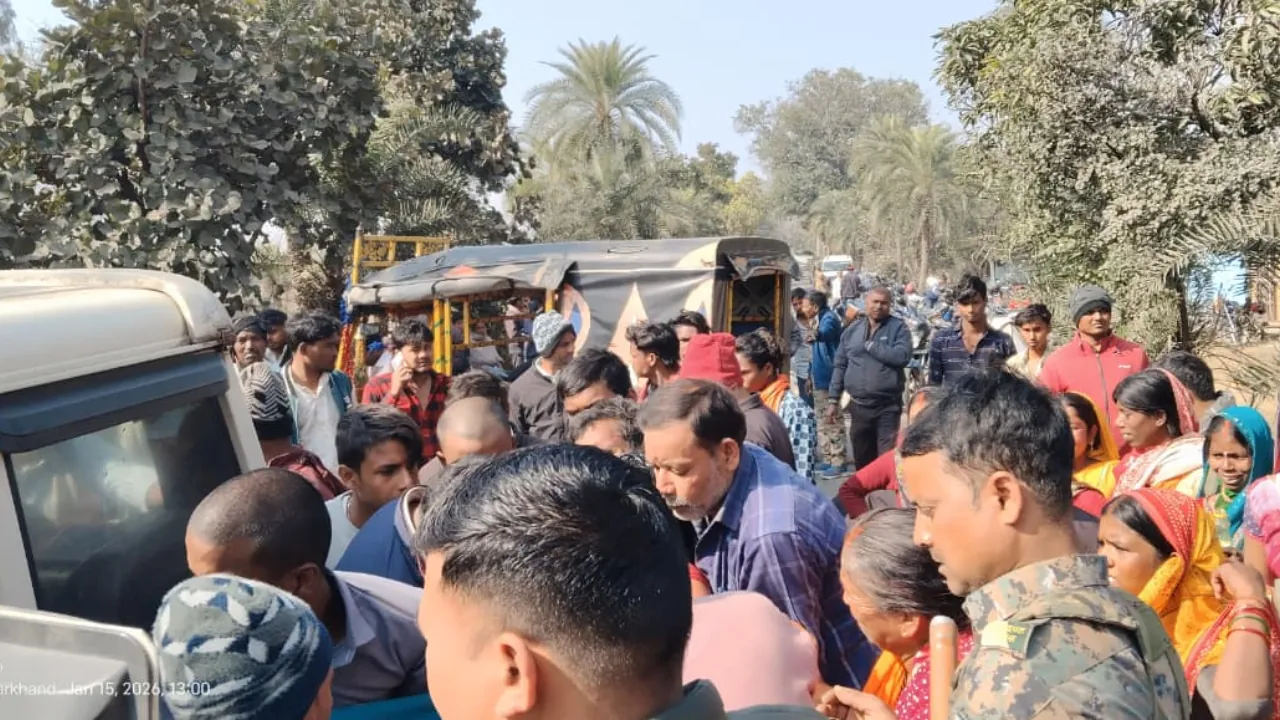 गिरिडीह में जर्जर सड़क ने ली एक छात्र की जान, हजारीबाग जाने के लिए ऑटो से बस स्टैंड जा रहे दो दोस्त