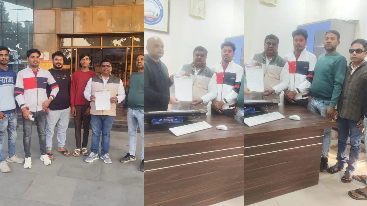 कार्यपालक पदाधिकारी को लोगों ने सौंपा ज्ञापन, 32 वार्डों में तत्काल बुनियादी सुविधाओं की मांग