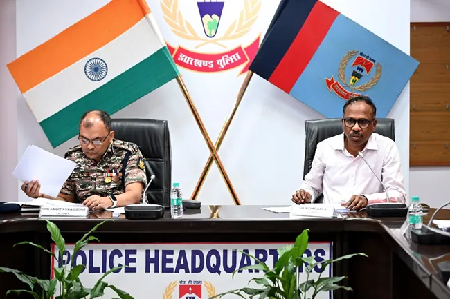 घाटशिला उपचुनाव में सुरक्षा बलों की प्रतिनियुक्ति सहित कई बिंदुओं पर नोडल पदाधिकारी सह IG अभियान माइकल राज S ने की समीक्षा बैठक