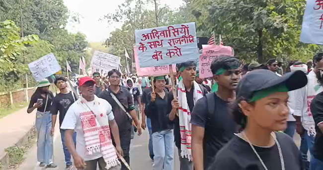 हजारों लोगों का काफिला सड़कों पर, आदिवासी कर रहे कुर्मी आंदोलन का विरोध