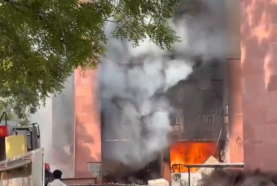 कूड़े की आग से मची भीषण तबाही, धू-धू कर जलने लगे सांसदों के अपार्टमेंट