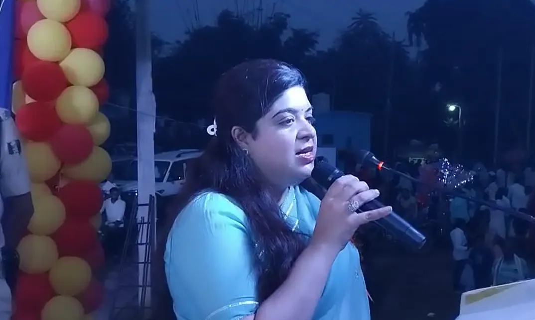 अरवल में जिलाधिकारी अभिलाषा शर्मा ने दिया अस्ताचलगामी सूर्य को अर्घ्य, कहा  "छठ के बाद लोकतंत्र के महापर्व में भी करें सहभागिता"